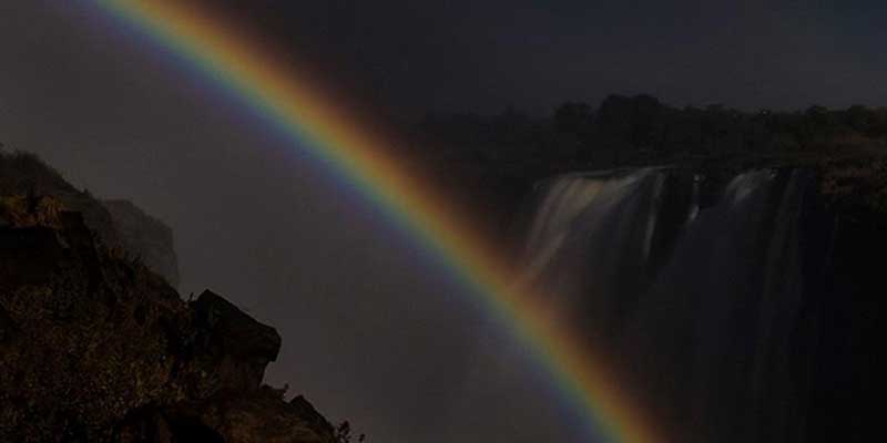 Lunarer Regenbogen bei den Victoria Fällen in Simbabwe