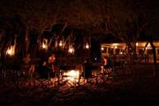 Sitzen ums Feuer - nahe dem Moremi in Botswana